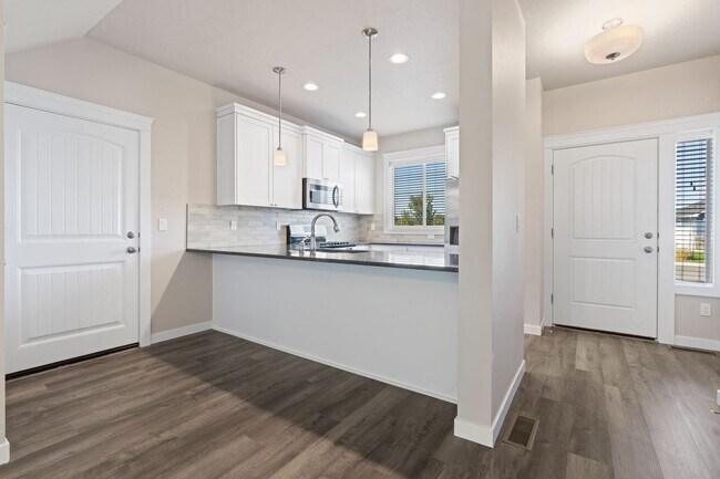 Building Photo - GORGEOUS 3bd/2.5ba Payette Duplex w/Modern construction, pristine condition, and ready for you!