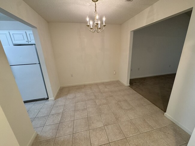 Building Photo - Move In READY! 2 bed 2 Bath with Garage! C...