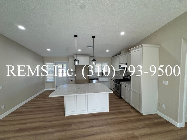 Building Photo - Remodeled Hersperia Front House with Laundry and Parking