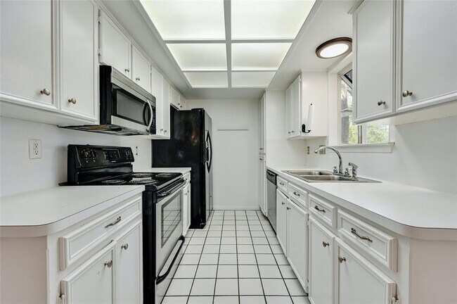 Building Photo - 6713 Silvermine Dr