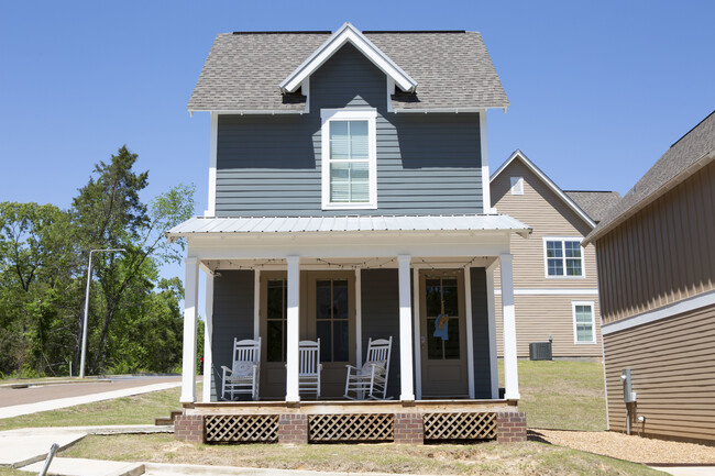 Building Photo - Traditions Townhomes | Student Housing