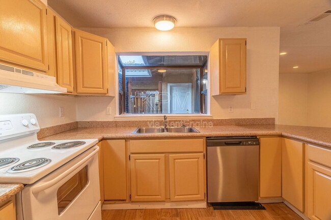 Building Photo - 7409 Village Green Dr