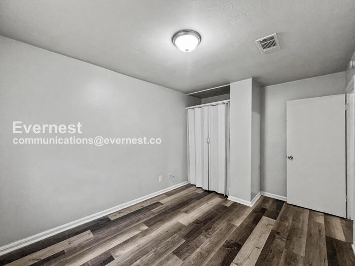 Building Photo - 4620 Sunnybrook St