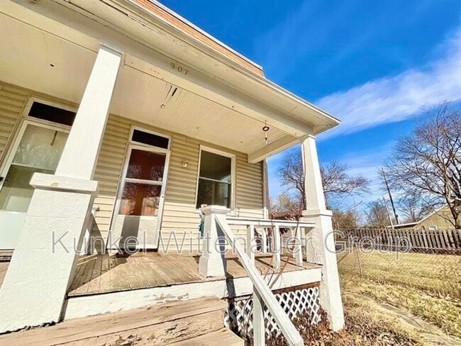 Building Photo - 907 N Church St