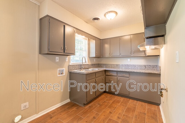 Building Photo - 8254 Elmbrook Dr