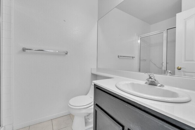 Building Photo - Beautiful Home in West with 4 bedrooms/3 b...