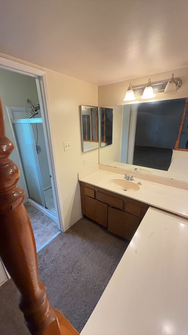 Building Photo - Spacious 4-Bedroom Home in Northeast Bakersfield