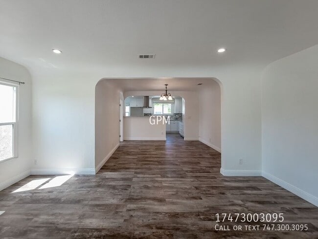 Building Photo - 723 W Doran St