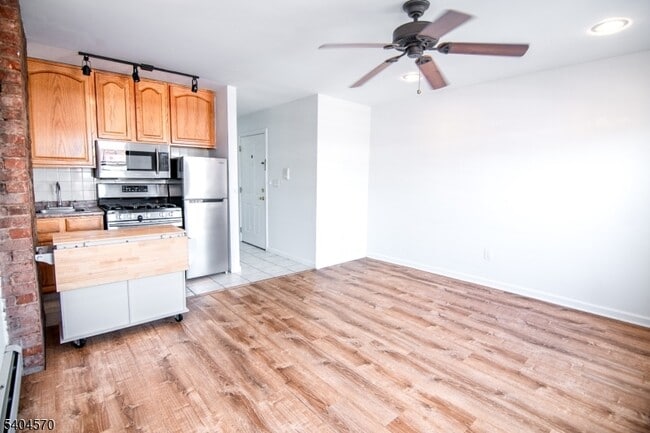 Building Photo - 220 E Broad St