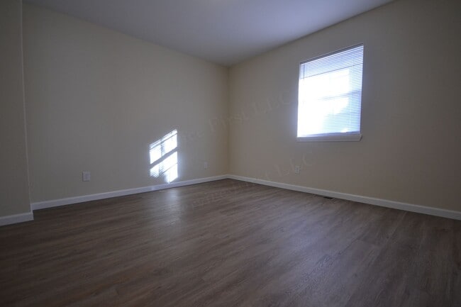 Building Photo - Spacious 3 Bed, 1.5 Bath Fourplex Unit in Buffalo, MO