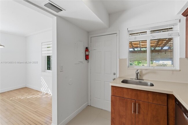 Building Photo - 1244 SW 13th Ave