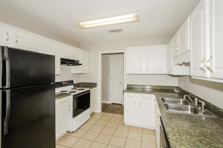 Building Photo - 10352 Walden Pine Cove