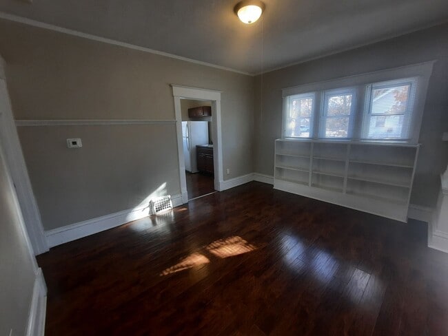 Building Photo - 2 Bedroom, 1 Bathroom home near Drake Univ...