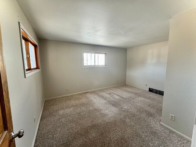 Building Photo - 4 Bedroom Single Family House