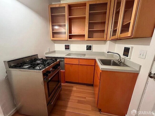 Building Photo - Quintessential, charming Russian Hill stud...