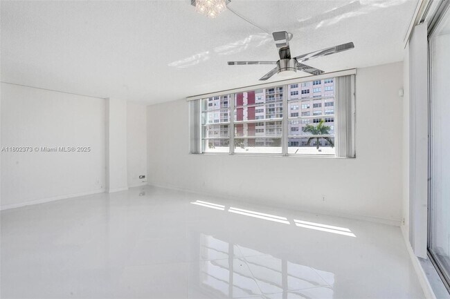 Building Photo - 3113 S Ocean Dr
