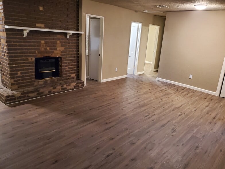 Building Photo - 5131 Lyndhurst Dr