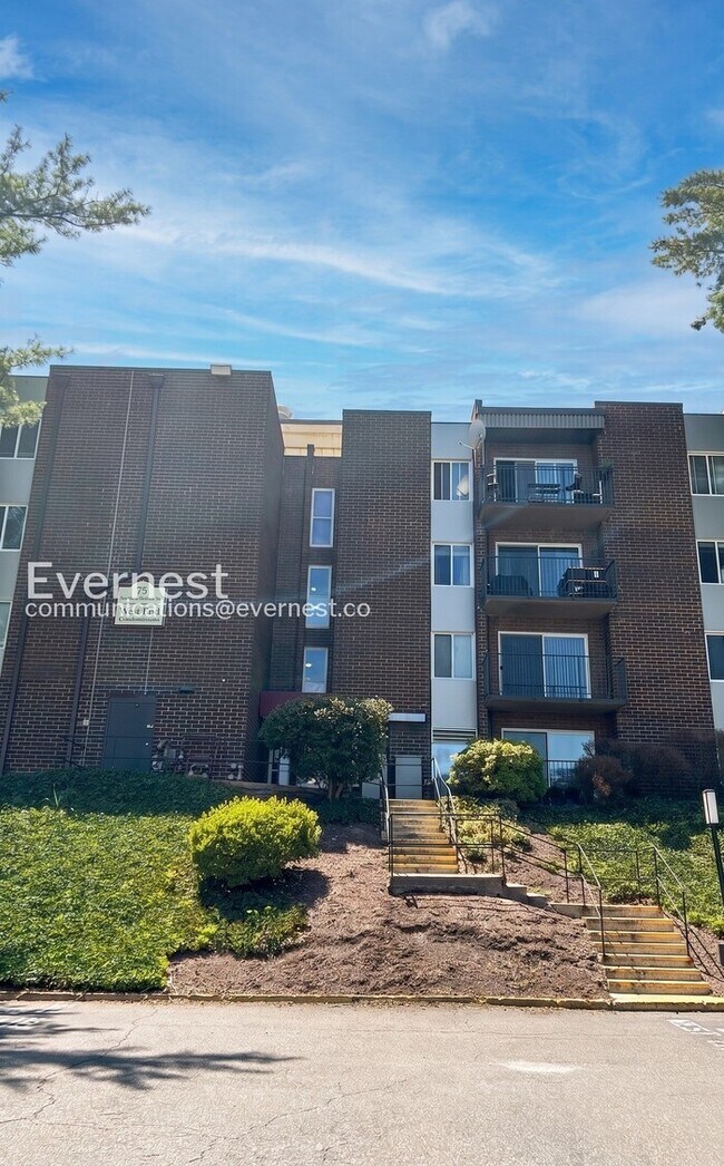 Building Photo - 1 Bed/1 Bath Condo with Modern Amenities / Pet-Friendly / Available Soon!