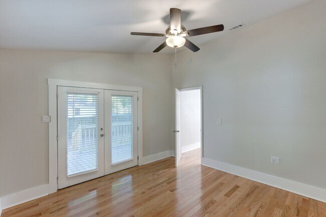 Building Photo - Renovated Three Bedroom, Two Bathroom Sing...