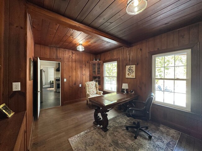 Building Photo - Fully Furnished 3 Bed 2 Bath Home