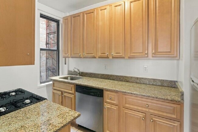 Building Photo - Charming UWS 2BR 1Bath