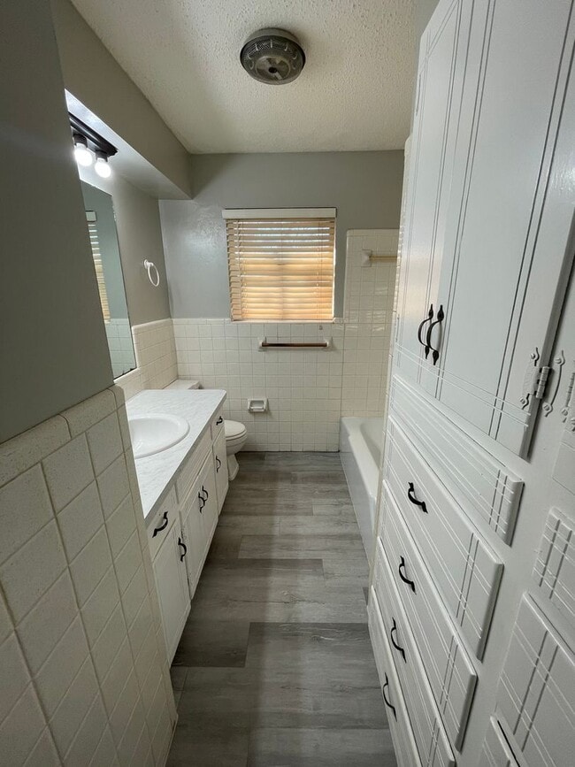 Building Photo - 3 bed room home for rent in Moore!  2 baths, 2 car garage with fenced yard near Santa Fe and SW 4...