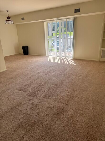 Primary Photo - 930 Cricklewood Dr