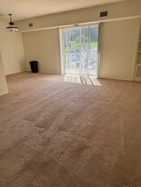 Building Photo - 930 Cricklewood Dr