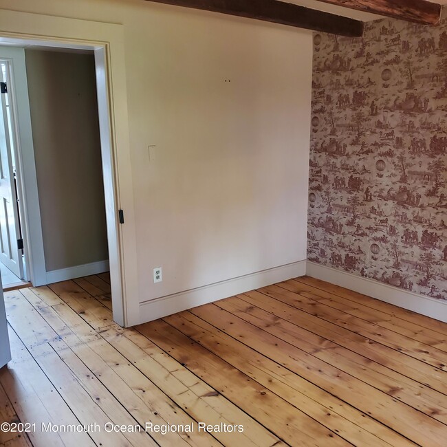 Building Photo - 16 E Larchmont Dr