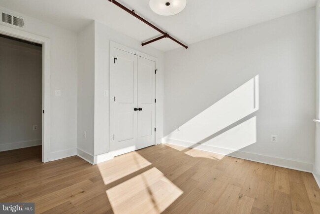 Building Photo - 901 King St