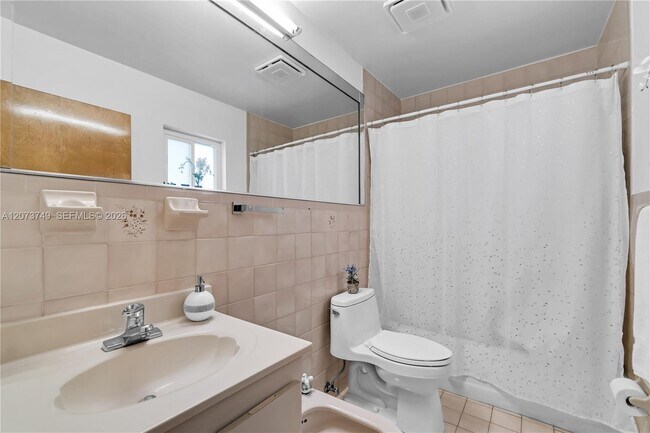 Building Photo - 980 W 43rd Pl