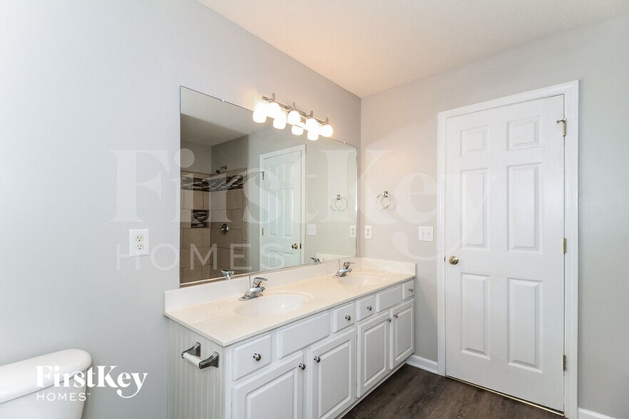 Building Photo - 196 Huron Ct