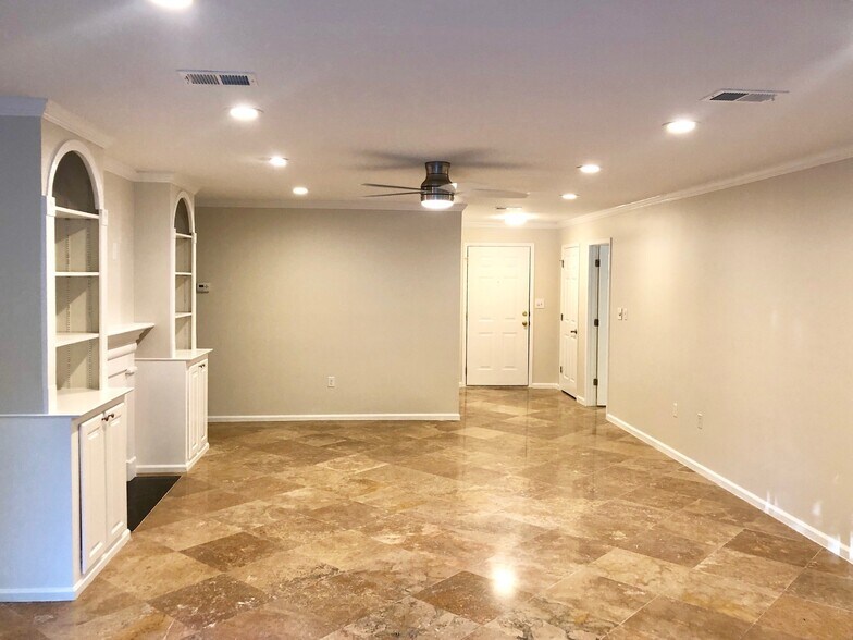 Living Room facing front door entrance - 25116 Plantation Dr NE