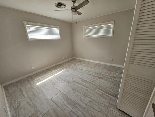 Building Photo - 2502 E Poplar Ave