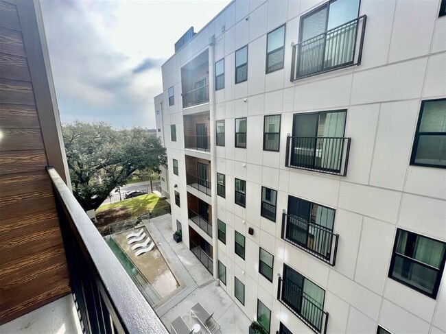 Building Photo - 2500 Longview St