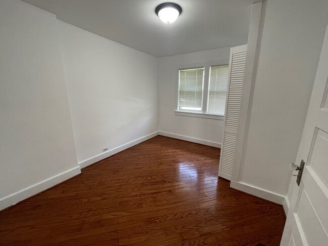 Building Photo - 102-104 Morley Pkwy