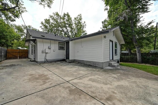Building Photo - 2200 Rountree Dr