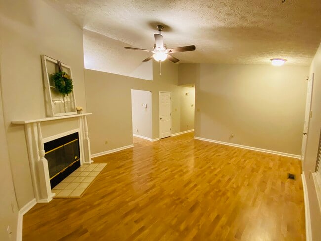 Building Photo - 6033 Waterbury Ln