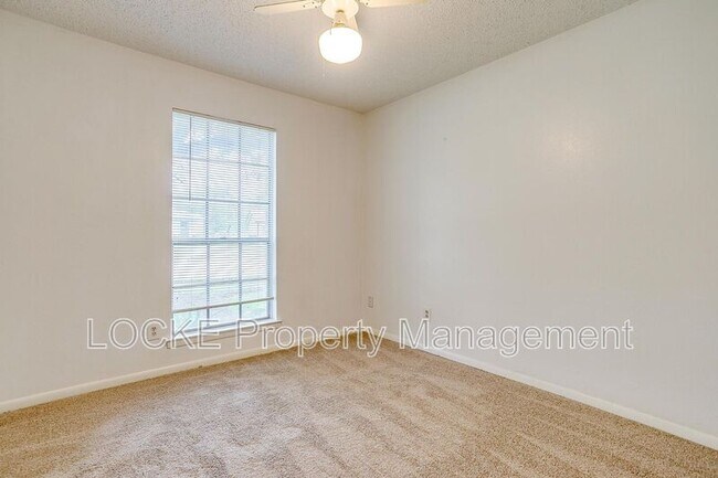 Building Photo - 812 E Prairie View Rd