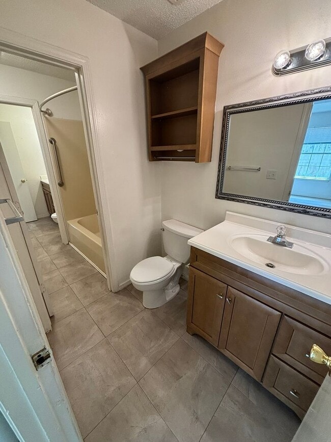 Building Photo - Cozy 2 bedroom 1.5 bath Lawn Maintenance I...