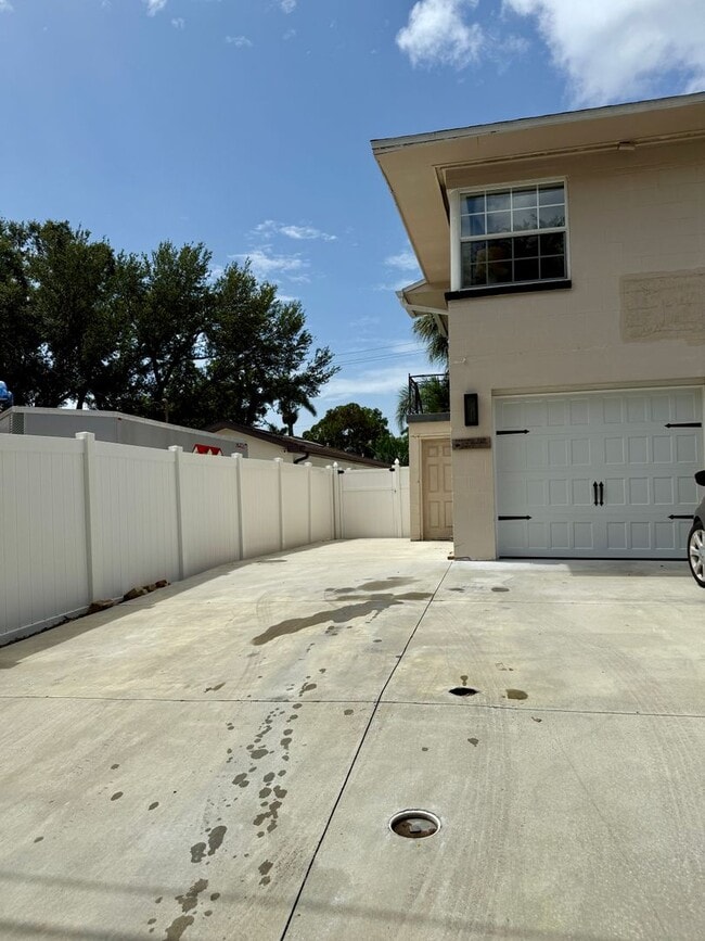 Building Photo - Fully furnished 1/1 Apartment Old NE