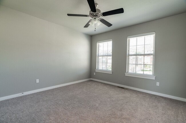 Building Photo - Updated 3-bedroom 2.5 bath Townhome in Fay...