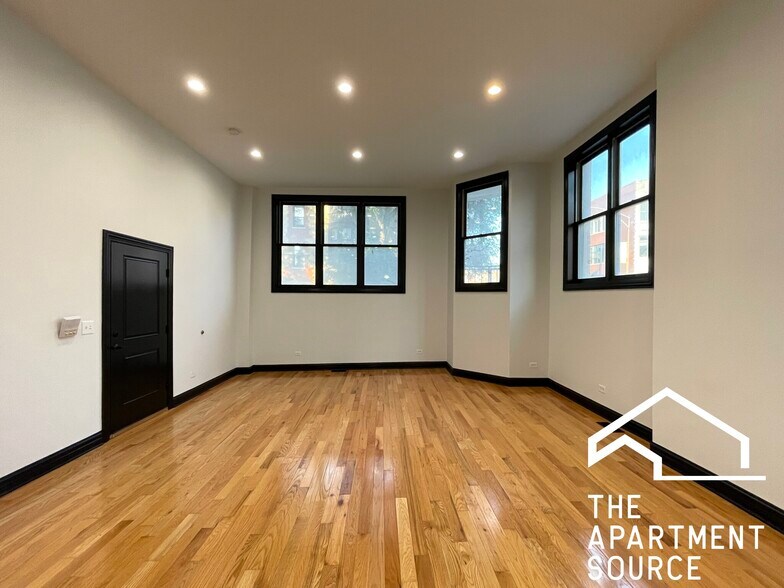 Building Photo - 2842 W Augusta Blvd