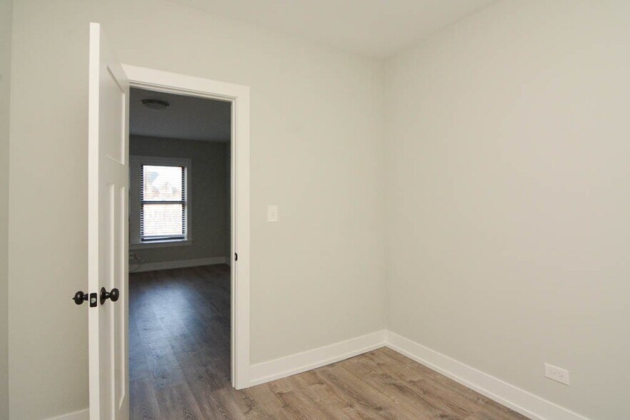 Building Photo - 709 W Brompton Ave