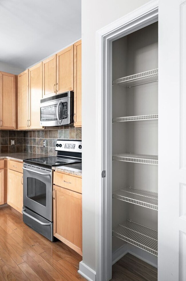 Building Photo - Spacious 3BR/2BA end unit at Bristol West ...