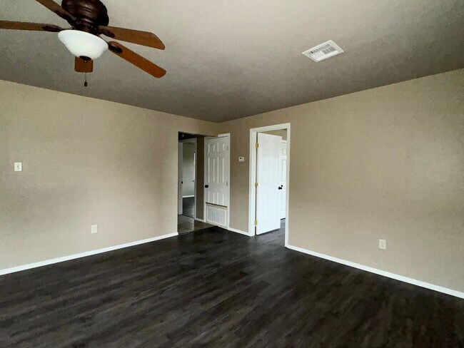 Building Photo - 705 S 5th St