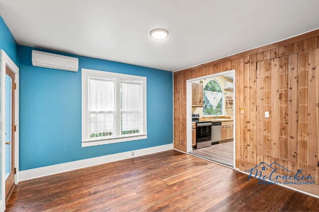 Building Photo - 698 Ashland St