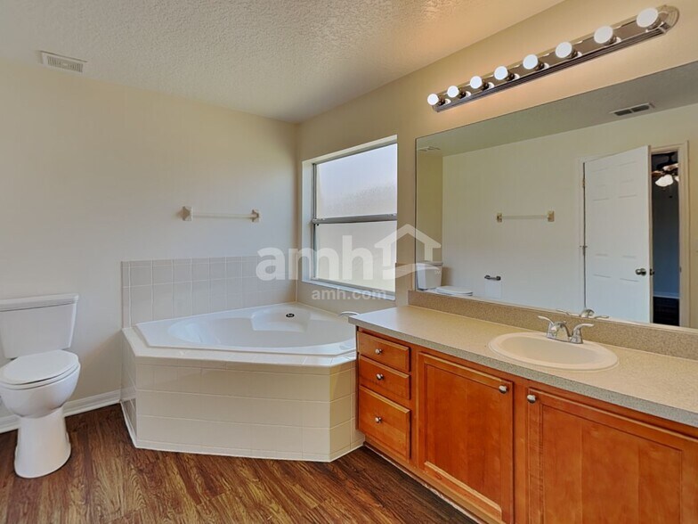Building Photo - 1145 Bluegrass Dr