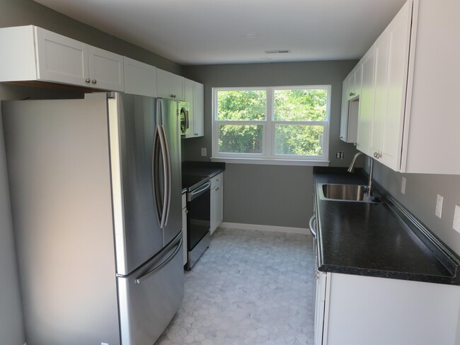 Building Photo - 324 2nd St