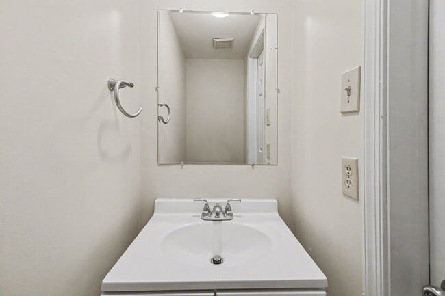 Building Photo - Beautiful Spacious Townhome